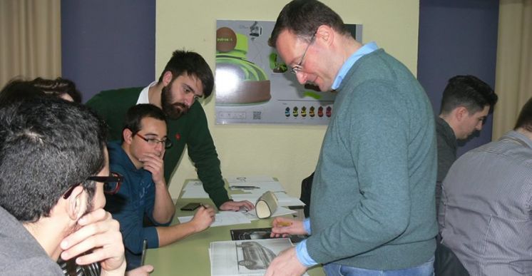 Boris Fabris, dise&ntilde;ador de Ferrari, un reto para los estudiantes de la escuela de arte Antonio L&oacute;pez de Tomelloso.