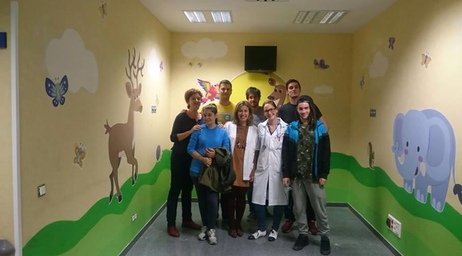 Alumnos de la escuela decoran las salas de pediatr&iacute;a del hospital general de Tomelloso