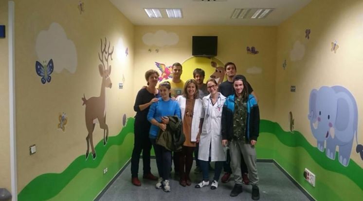 Alumnos de la escuela decoran las salas de pediatr&iacute;a del hospital general de Tomelloso