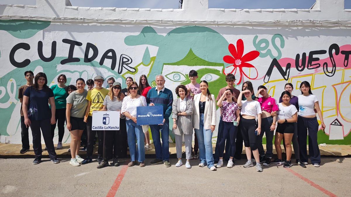 Manos Unidas y la EASDAL comparten el proyecto de un mural que aboga por cuidar el agua