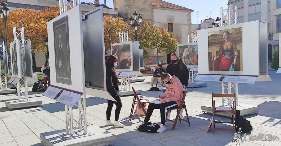 Alumnos de la Escuela de Arte y Superior de Dise&ntilde;o Antonio L&oacute;pez de Tomelloso visitan la exposici&oacute;n "El Prado en las calles" para realizar actividades de dibujo y audiovisuales.